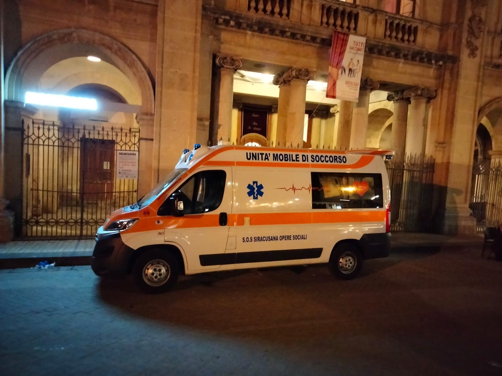 Ambulanza S.O.S. davanti a un edificio storico, di sera